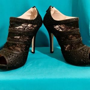 NY NY of Sam- De Blossom Collection: Size: 6.5 Color: Black